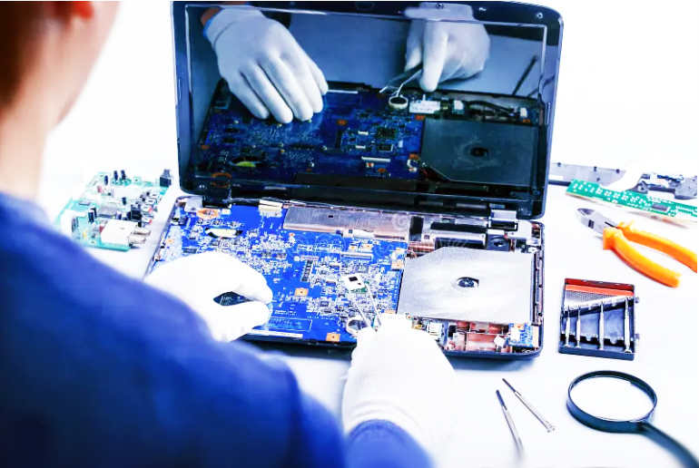 صيانة عدد كبير من الأجهزة وإعادتها إلى الخدمة مما ساهم في تقليل التكلفة على الجامعة